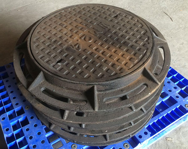 nên chọn nắp hố ga gang hay nắp hố ga composite