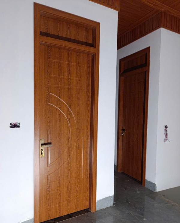 Màu sắc cửa nhựa composite có bị phai không
