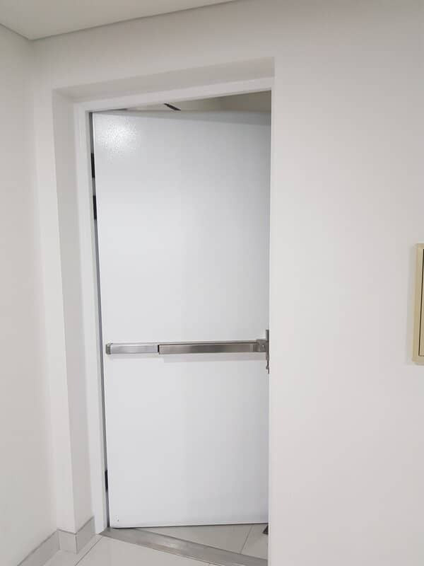 Cửa chống cháy đi kèm bộ phận chuyên dụng vì sao