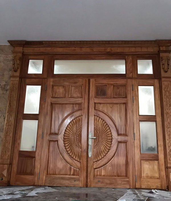 Chọn cửa gỗ tự nhiên hay cửa nhựa composite