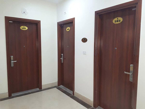 Chung cư khách sạn cao cấp nên lắp cửa thép vân gỗ không